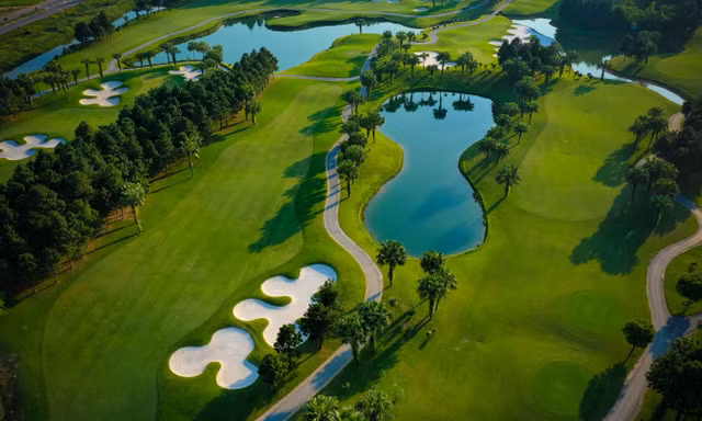 Tạm hoãn giải golf sau vụ nhóm golfer bị bắt vì đánh bạc trong khách sạn