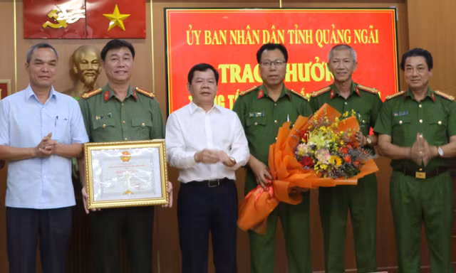 Thưởng nóng lực lượng truy bắt hai đối tượng bắn bị thương nữ lao công