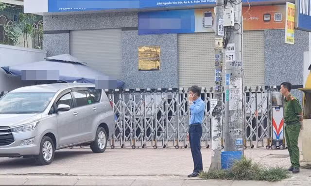 Hai đối tượng cầm vật giống súng cướp ngân hàng ở vùng ven TPHCM