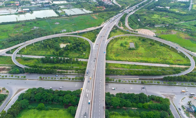 Hà Nội xác định phát triển nhanh, bền vững, nâng cao đời sống vật chất, tinh thần cho nhân dân. Ảnh: Như Ý 