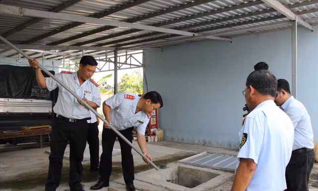 Lực lượng chức năng Hậu Giang kiểm tra các đơn vị kinh doanh xăng dầu