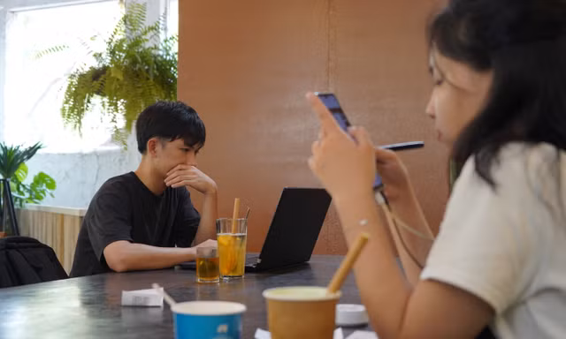 Nhiều người trẻ “trôi dạt” trên mạng ảo không có chủ đích. Ảnh: Châu Linh