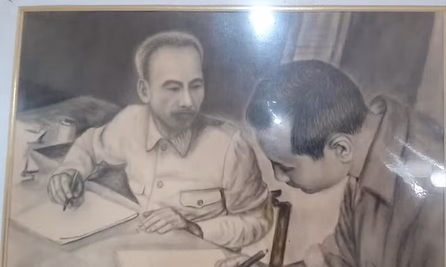 Bức tranh vẽ ông Tạ Quang Chiến giúp việc cho Chủ tịch Hồ Chí Minh tại Tuyên Quang năm 1949