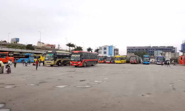 Giá xăng tăng cao khiến DN vận tải điêu đứng. Ảnh: Bốn Việt