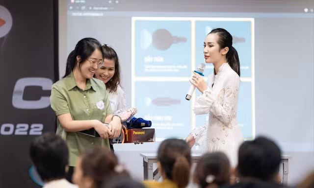 Chị Đào Anh, nickname "Cô Đào livestream" chia sẻ kỹ năng livestream bán hàng