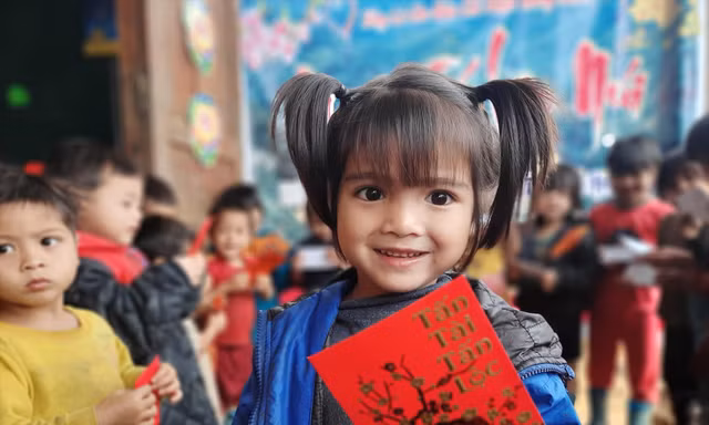Nụ cười tươi rói của các học sinh điểm trường Tăk Pổ (xã Trà Tập, huyện Nam Trà My, Quảng Nam) khi nhận bánh chưng và phong bao lì xì