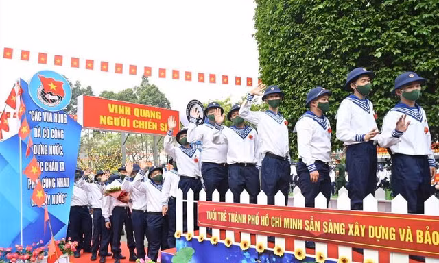 Thanh niên TPHCM lên đường nhập ngũ. Ảnh: Ngô Tùng