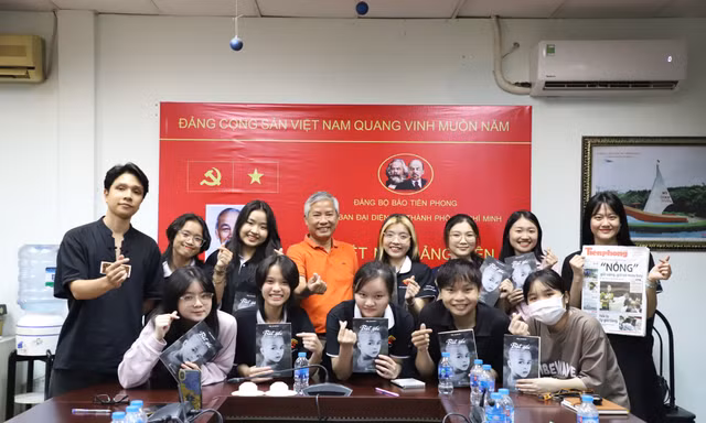 Sinh viên báo chí cùng trao đổi nghiệp vụ tại cơ quan báo Tiền Phong. Ảnh: NGÔ TÙNG