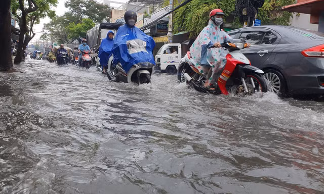 Đường Nguyễn Văn Quá ngập sâu dù đã được nâng cấp. Ảnh: Ngô Bình