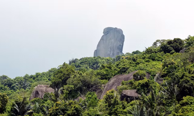 Tương truyền phiến đá trên núi Đá Bia gắn với việc Vua Lê Thánh Tông phân định cương thổ đất nước. Ảnh: Như Ý
