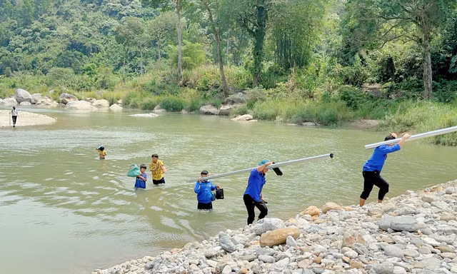Nhóm bạn trẻ "cõng” điện lên nóc Ông Yên, xã Trà Dơn, huyện Nam Trà My (Quảng Nam)