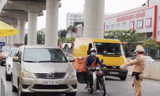 Từ 1/3 tất cả các đội CSGT giao thông nội thành Hà Nội triển khai xử phạt không lập biên bản giấy. Ảnh: Trọng Đảng