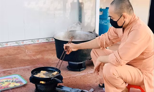Sư thầy Thích Chơn Trí tự tay nấu những món chay tặng người dân khu cách ly và lực lượng làm nhiệm vụ phòng chống dịch