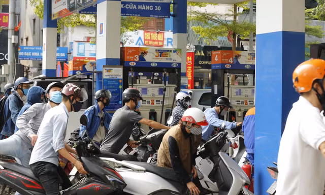 Doanh nghiệp kiến nghị kiểm soát chặt hơn các quy định về cấp phép xăng dầu. Ảnh: Như Ý 