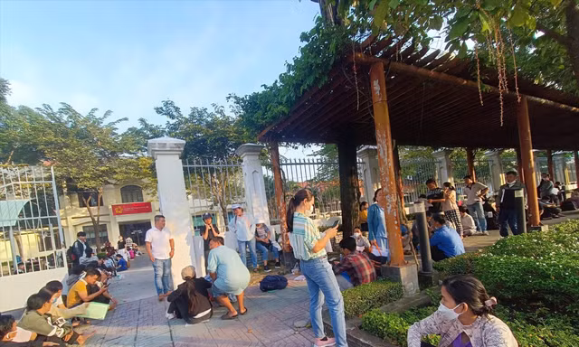 Những ngày cuối tháng 10, người dân nộp hồ sơ đất đai xếp hàng ra tới cổng ở Bộ phận tiếp nhận và trả kết quả hồ sơ huyện Củ Chi, TPHCM