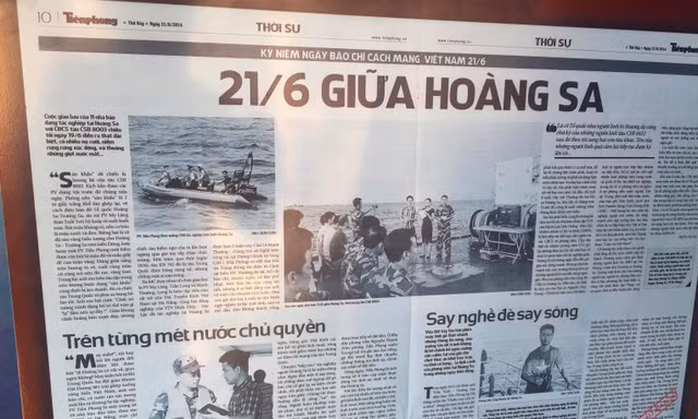 Một trang báo Tiền Phong được Nhà trưng bày sưu tầm và đưa vào tư liệu báo chí về chủ quyền biển đảo. Ảnh: Nguyễn Thành