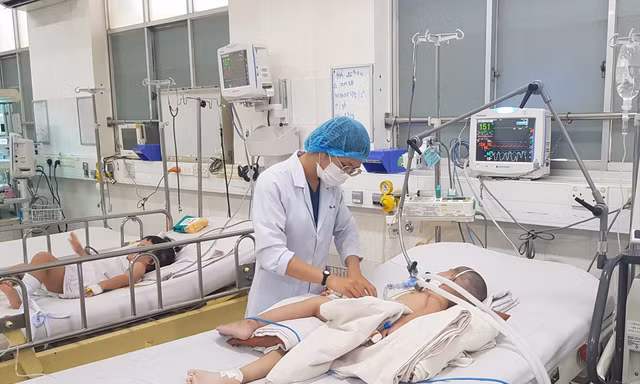 Thiếu vắc xin là nguyên nhân trực tiếp khiến nhiều loại bệnh nguy hiểm ở trẻ gia tăng. Ảnh: Vân Sơn