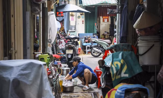 Do nhà quá chật hẹp, các hộ dân dọn hẳn bếp ra đường. Ảnh: Duy Anh
