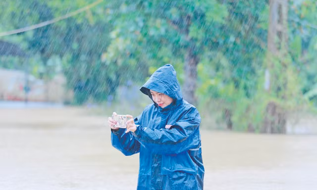 Tác giả trong lần tác nghiệp mưa lũ tại Hà Tĩnh