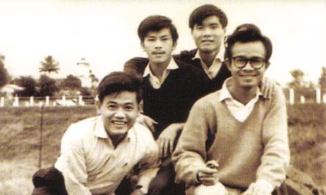 Trịnh Công Sơn (bìa phải) khi mới tốt nghiệp Trường Sư phạm Quy Nhơn năm 1964. Ảnh tư liệu