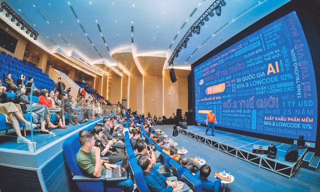 Ông Trương Gia Bình, Chủ tịch HĐQT FPT chia sẻ tại sự kiện FPT công bố đạt mốc doanh thu 1 tỷ USD dịch vụ CNTT từ thị trường nước ngoài, chính thức gia nhập câu lạc bộ doanh nghiệp dịch vụ CNTT tỷ USD của thế giới