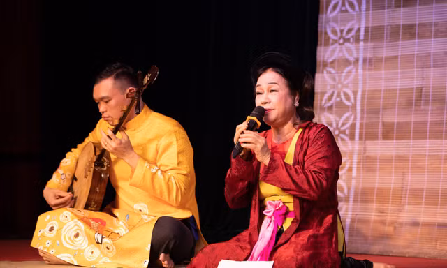 NSND Thanh Hoài thể hiện một trích đoạn Kiều. Ảnh: Nguyễn Hòa