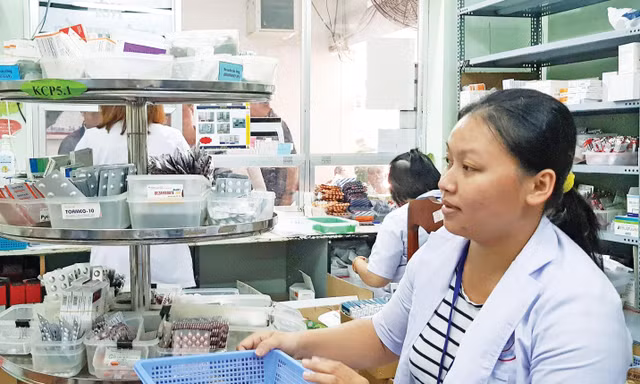 PGS Phạm Khánh Phong Lan cho rằng cần phải nghiên cứu hiệu quả điều trị của thuốc giá rẻ. Ảnh: Vân Sơn