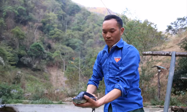 Anh Hờ A Sử bên trại cá
