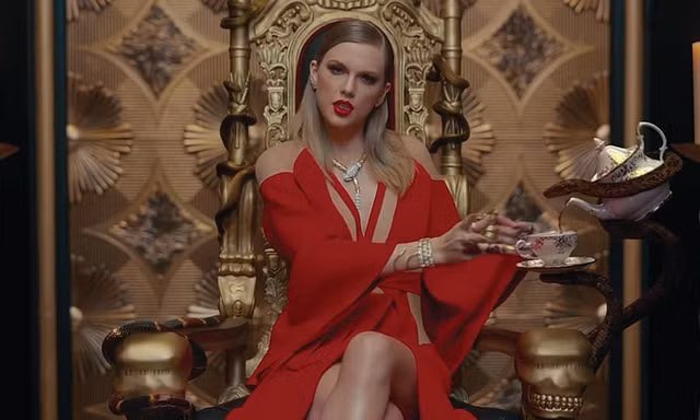Nữ hoàng nhạc pop Taylor Swift đeo vòng cổ và lắc tay hình rắn. Ảnh: Her World