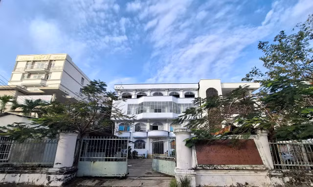 Trụ sở Sở Văn hoá – Thể thao và Du lịch dời về chung toà nhà UBND tỉnh vẫn bỏ không thời gian qua, có dấu hiệu xuống cấp nghiêm trọng