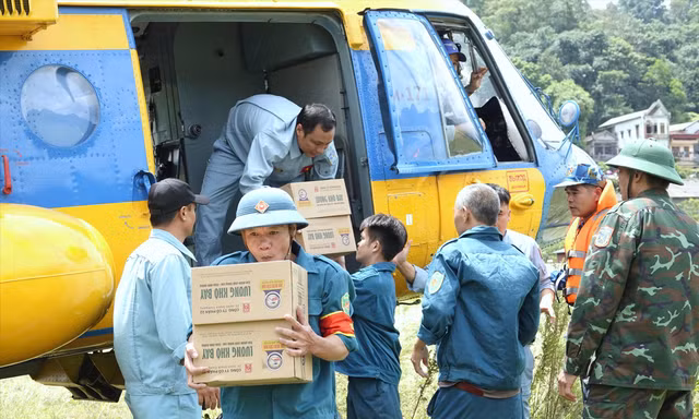 Lực lượng tiếp nhận của huyện Nguyên Bình, tỉnh Cao Bằng vận chuyển nhu yếu phẩm cứu trợ sau khi máy bay hạ cánh. ẢNH: NGUYỄN MINH