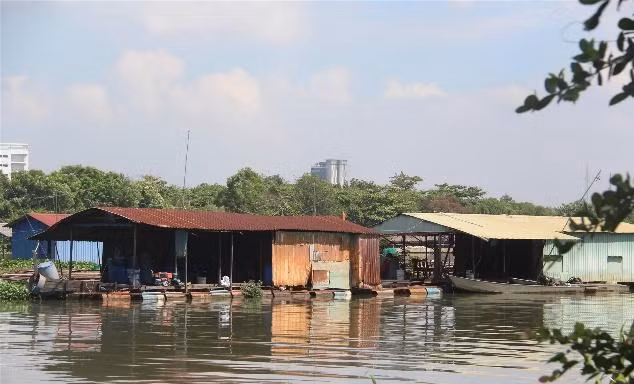 Người dân sinh sống trên bè, và nuôi cá bè trên sông Đồng Nai tại TP Biên Hòa sẽ phải di dời
