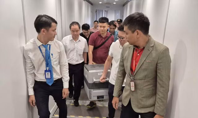 Các nhân viên của Vietjet Air và đội ngũ y bác sĩ vận chuyển một trái tim từ Hà Nội vào Huế, cứu sống một người bị suy tim nặng. Ảnh: VJC