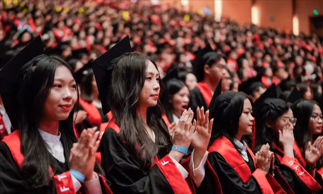 Sinh viên ĐH trong lễ tốt nghiệp. Ảnh: NGHIÊM HUÊ