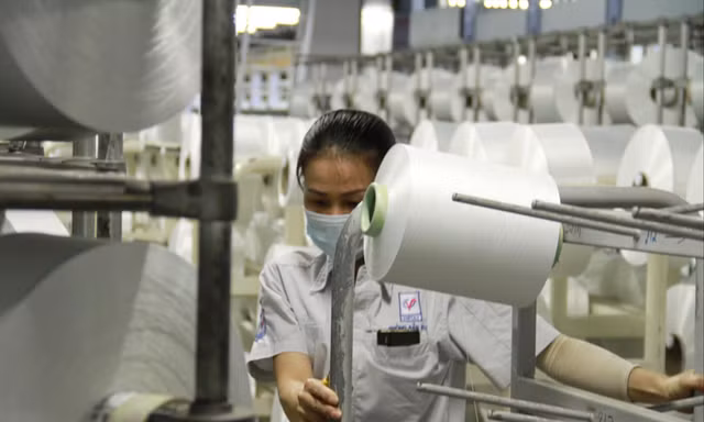 Từ một dự án thua lỗ, VNPOLY đã vươn lên, bước đầu hoạt động có lãi trong năm 2021. Trong ảnh, người lao động tại dây chuyền DTY
