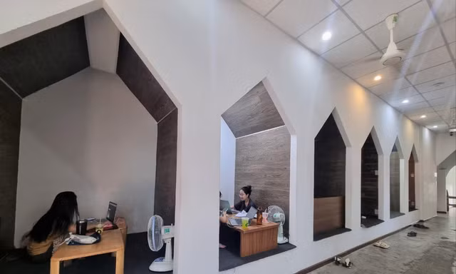 Mỗi người trong một không gian riêng tư, không ồn ào, ảnh hưởng những người xung quanh. Ảnh: T.T