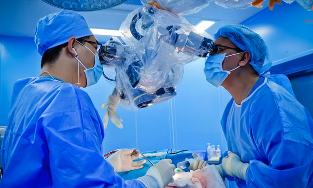 Các bác sĩ can thiệp cho một trường hợp bị đột quỵ 