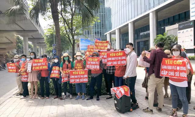 Người dân nhiều năm đi đòi quyền lợi khi mua dự án condotel Hạ Long. Ảnh: Ngọc Mai