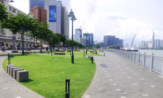 Công viên Bến Bạch Đằng thiếu cây xanh. Ảnh: H.H