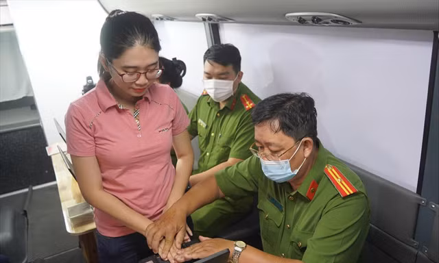Người dân TPHCM làm CCCD ở xe lưu động. Ảnh: HỮU HUY