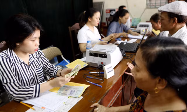 Người dân tại Hà Nội nhận lương hưu. Ảnh: Như Ý