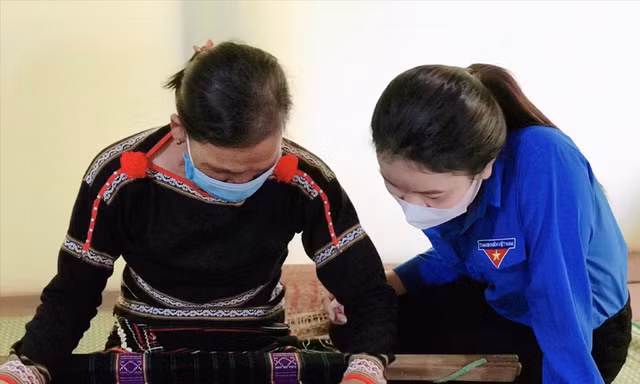 Bạn trẻ ở Tuy Đức (Đắk Nông) tìm hiểu cách dệt thổ cẩm truyền thống