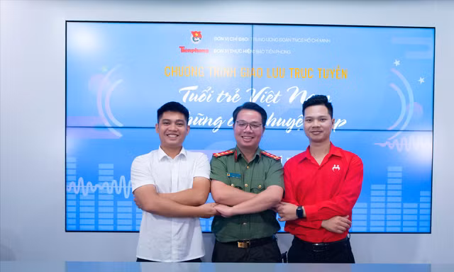 Chủ nhiệm dự án Hà Nội Xanh Nguyễn Tiến Huy, Đại uý Lò Văn Long và Chủ tịch Hội Thanh niên vận động hiến máu Hà Nội Trịnh Xuân Thủy (từ trái sang) giao lưu tại chương trình 