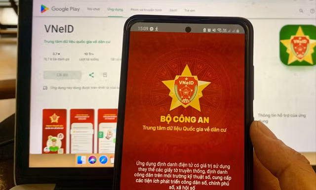 Cơ quan công an khuyến cáo người dân cài đặt ứng dụng VneID từ nguồn chính thống trên App Store và CH Play. Ảnh: Hoàng Thuận