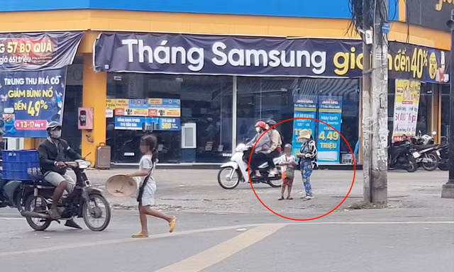 Bà S. đưa vé số cho con trai đi bán rồi vào ngồi núp sau sạp trái cây gần đó để quan sát