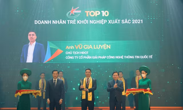 CEO Vũ Gia Luyện (Cty ITS) nhận giải thưởng Top 10 Doanh nhân trẻ khởi nghiệp xuất sắc 2021. Ảnh: NVCC