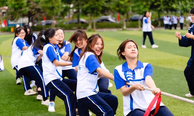 Sinh viên ĐH Quốc gia Hà Nội học giáo dục thể chất gắn với phát triển trò chơi dân gian. Ảnh: Diệp An