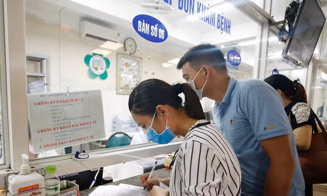 Người dân có mất đi cơ hội được khám chữa bệnh tốt nhất khi bệnh viện tự chủ sẽ không còn? (trong ảnh: bệnh nhân đến khám tại BV Bạch Mai). Ảnh: Như ý
