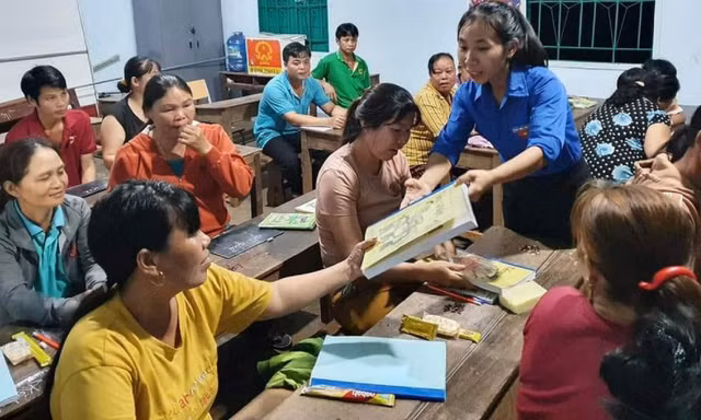 Chị Đàm Thị Sâm (đứng) tham gia giảng dạy lớp học xóa mù chữ