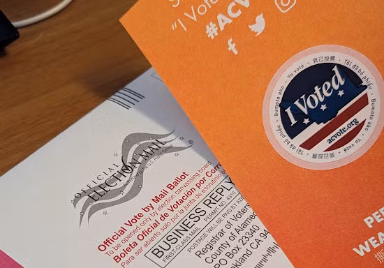 Bé trai ở khu vực vịnh San Francisco (bang California), quê của ứng viên đảng Dân chủ Kamala Harris, dán sticker bỏ phiếu bầu cử tổng thống Mỹ. Ảnh: Dong Ngo